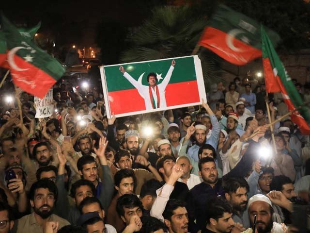 PTI supporters rush to Bani gala as threat of Imran's arrest looms