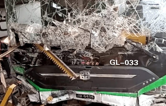 Karachi: Green Line Bus Accident near Nagan Chowrangi