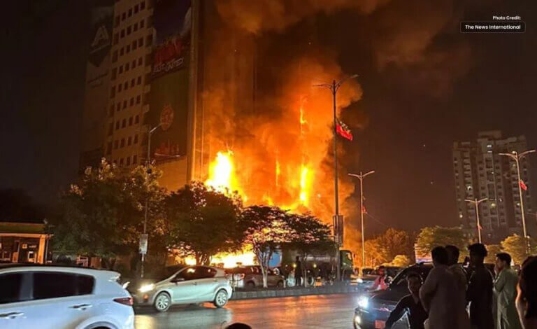 Massive Fire Engulfs 16-Storey Building in Karachi