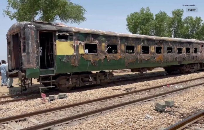 Fire on Moving Train Kills Seven in Khairpur