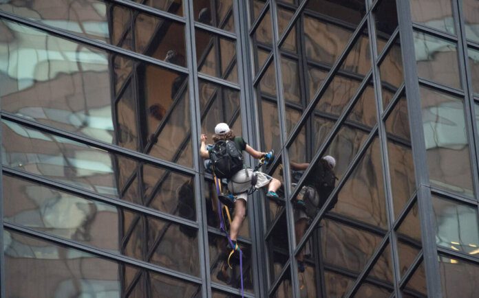 Man Arrested After Climbed 72 Floors of Skyscraper