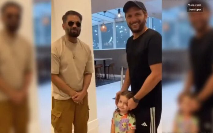 Sunil Shetty Meets Shahid Afridi and his Daughters