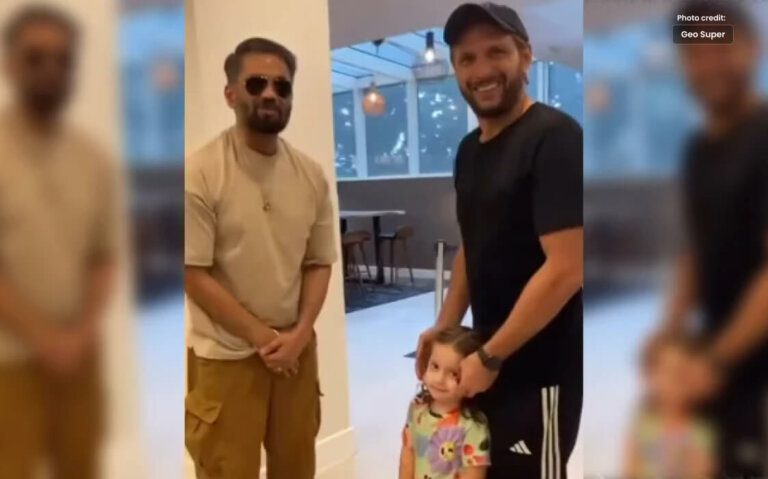 Suniel Shetty Meets Shahid Afridi and his Daughters