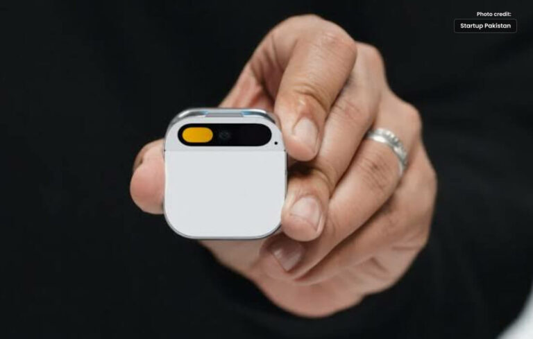What is Humane Ai Pin and Will it Replace Smartphones?