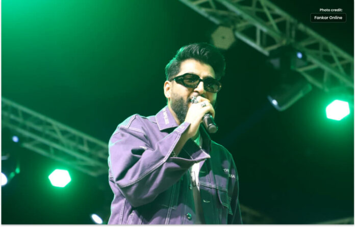 In a live performance, Bilal Saeed hit a fan with the mic