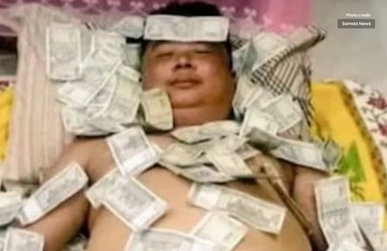 Photo of Indian Politician Sleeping on Notes Goes Viral